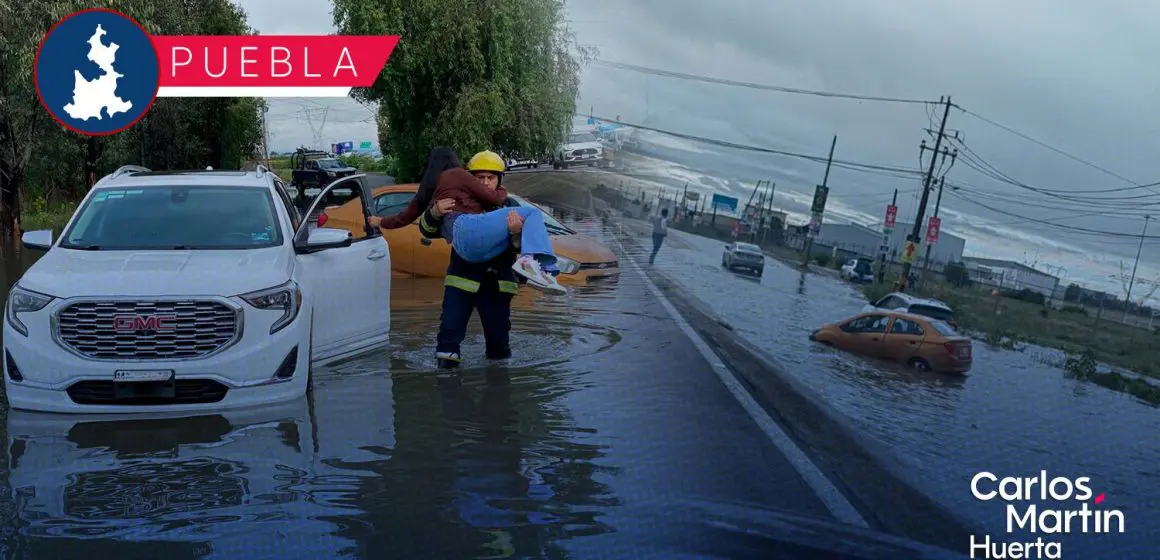 Tres vehículos se quedan varados tras intentar pasar inundación en Periférico Ecológico