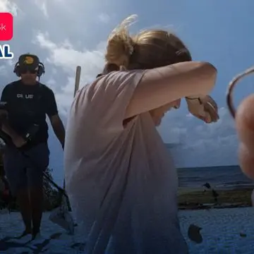 Turista inglesa recupera anillo perdido gracias a un mexicano y su detector de metales