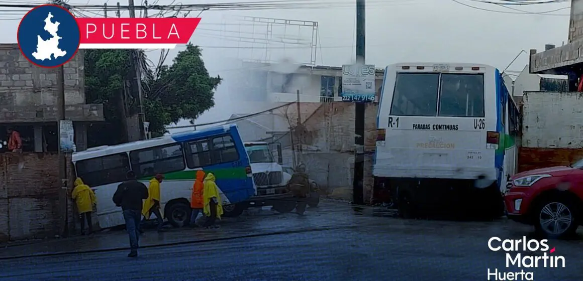 Unidad de transporte público choca contra inmueble en Valsequillo