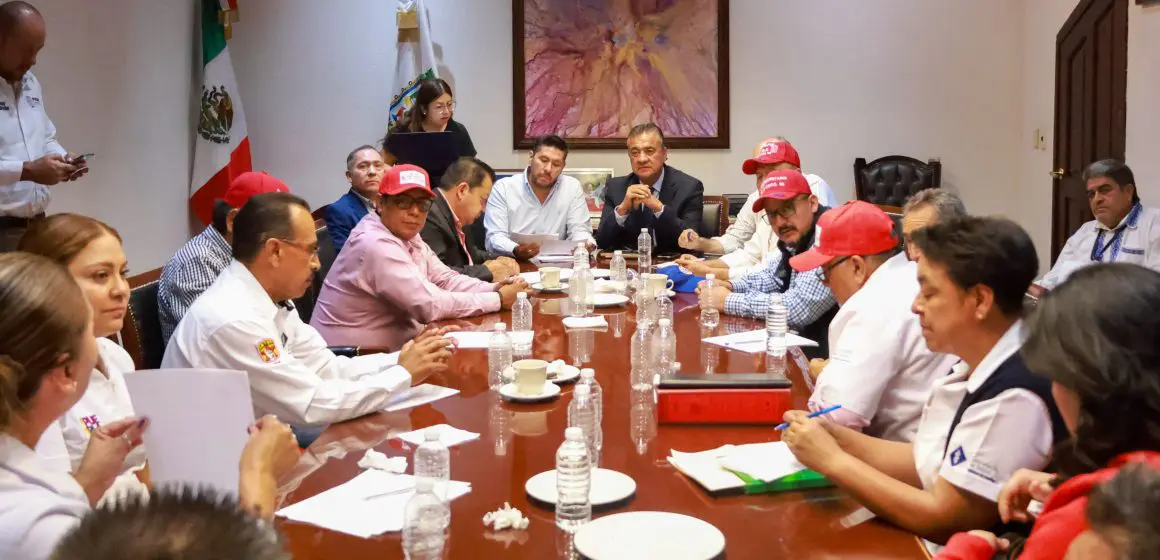 Trabajadores de Salud y SEGOB pactan revisión de servidores públicos y mejoras laborales