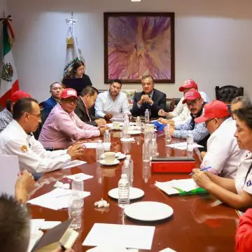 Trabajadores de Salud y SEGOB pactan revisión de servidores públicos y mejoras laborales