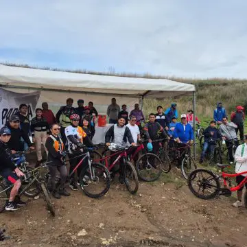 Omar Muñoz participa en rodada ciclista por el Día del Padre en Cuautlancingo