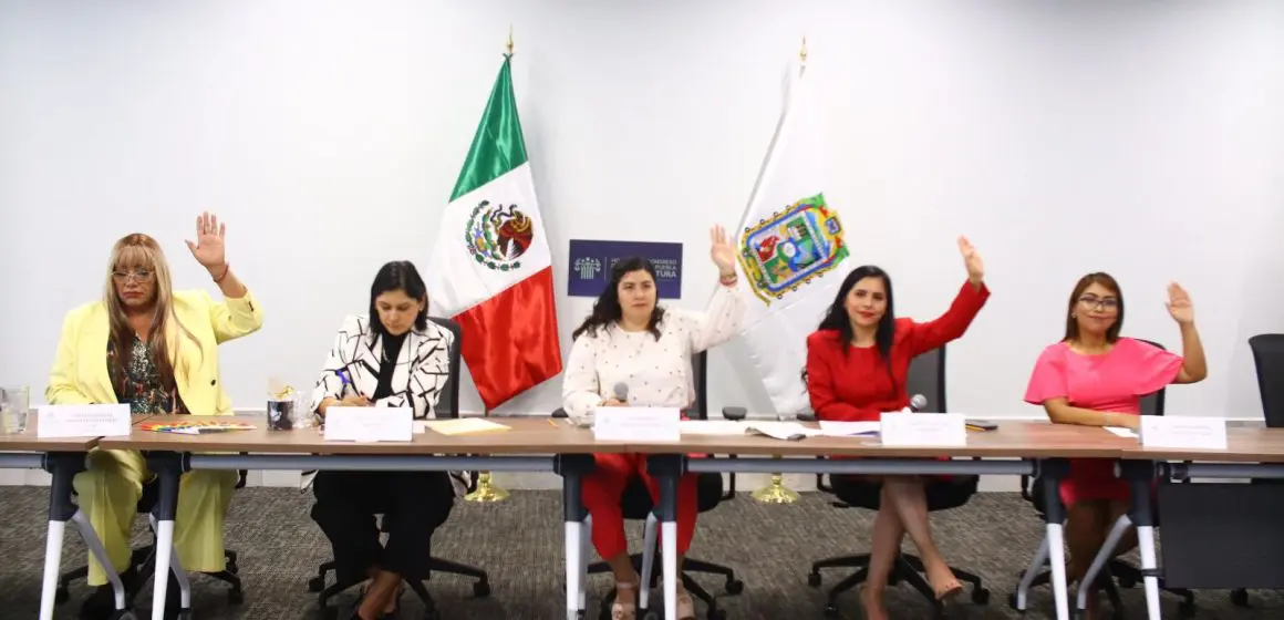 Apoyan a mujeres jubiladas en Puebla con programas de desarrollo artístico y emprendimiento