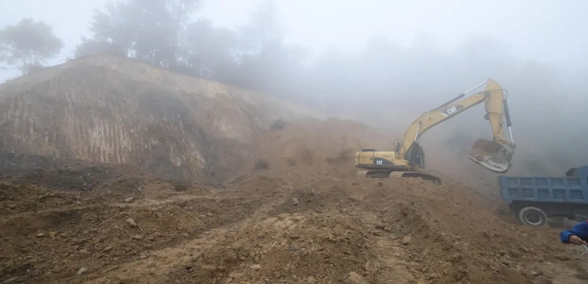 Respuesta inmediata del Gobierno de Puebla ante deslizamiento en carretera por huracán Erick