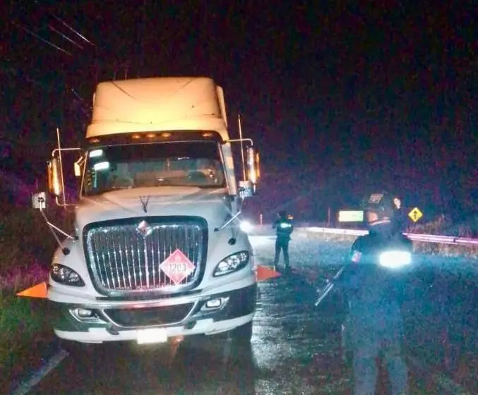 Detienen a conductor con 21 mil litros de combustible ilegal en Texcapa, Puebla