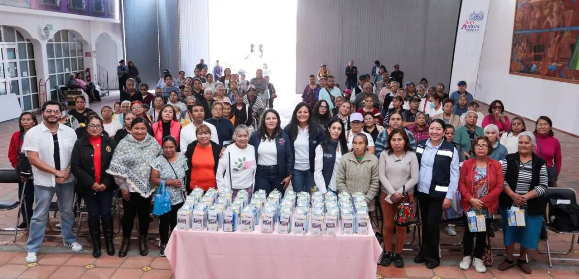 Lupita Cuautle impulsa el autocuidado con entrega de kits de salud en San Andrés Cholula