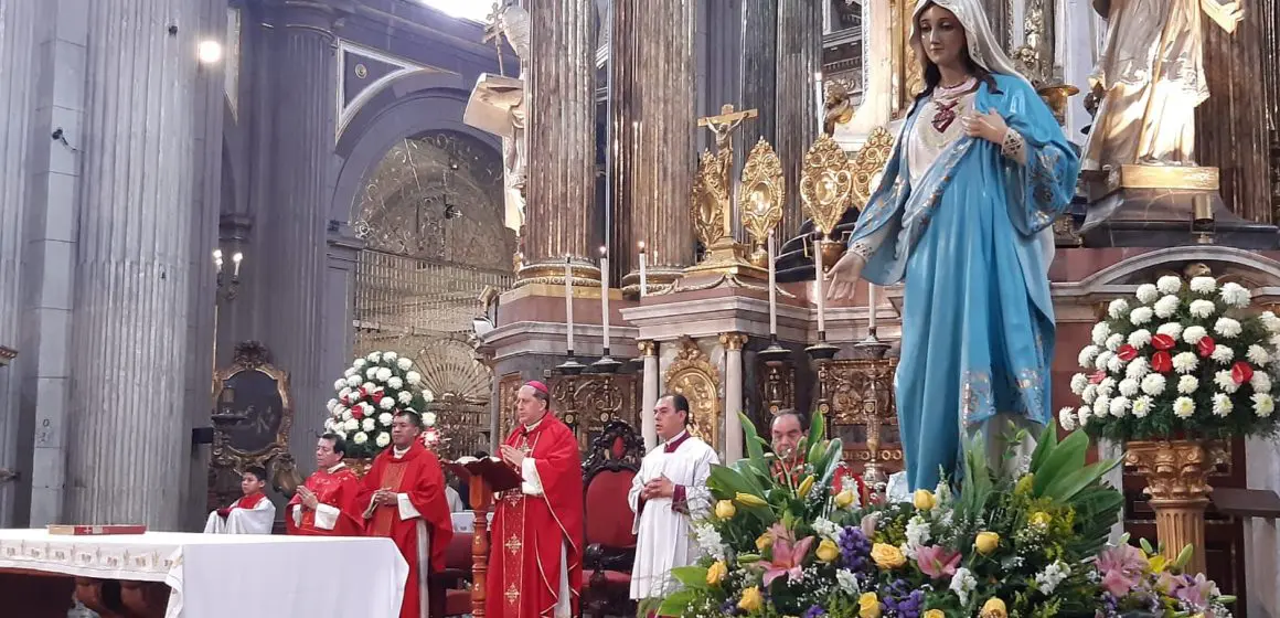 Oraciones por la paz y las víctimas de la violencia en México durante misa en la Catedral de Puebla