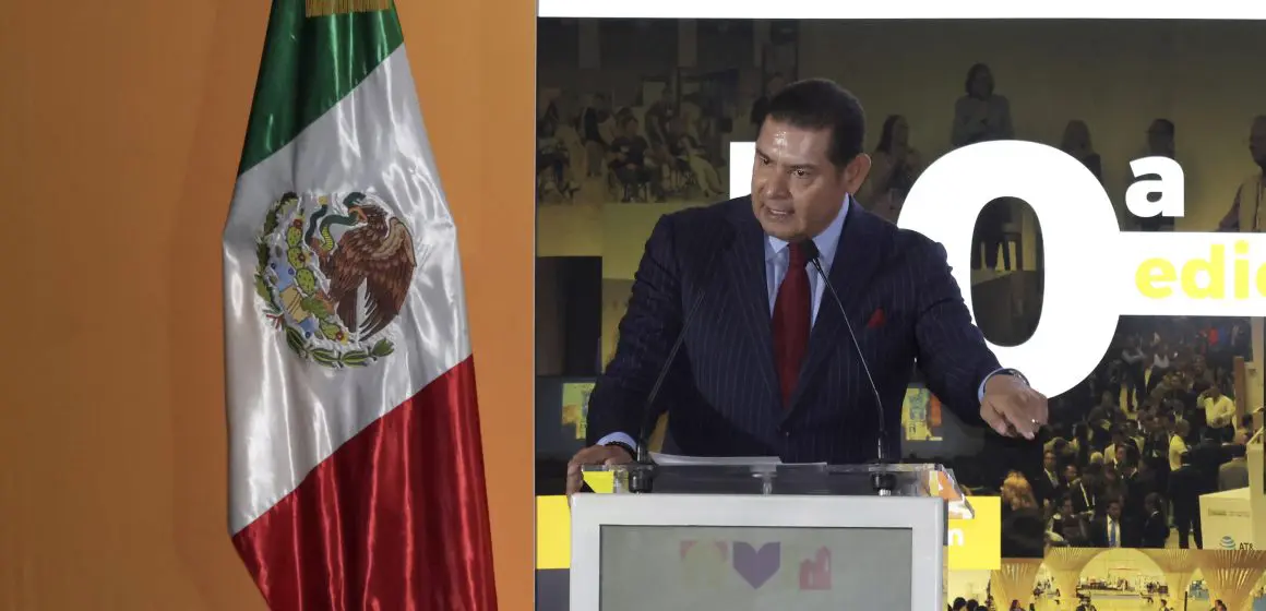 Armenta denuncia abandono en Puebla capital; anuncia plan de rescate vial