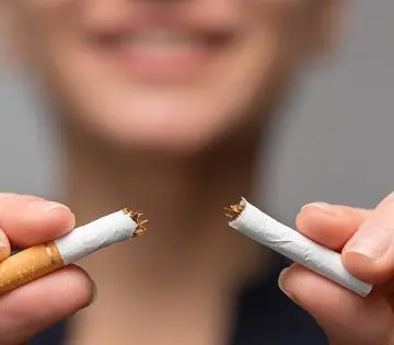 Francia prohíbe fumar en parques, playas y espacios públicos