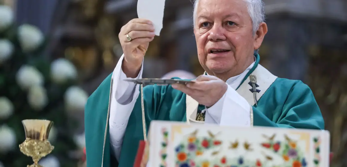 Monseñor Sánchez Espinosa pide oración por la paz y es galardonado