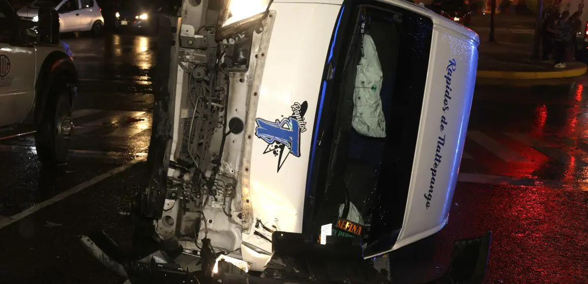 Volcadura de transporte público en Puebla deja 11 lesionados en Los Fuertes
