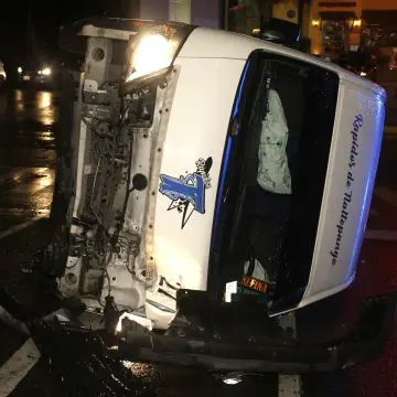 Volcadura de transporte público en Puebla deja 11 lesionados en Los Fuertes
