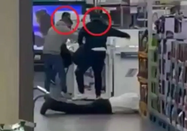 Violento asalto en Sam’s Club La Noria: rompen vitrinas y roban celulares en Puebla