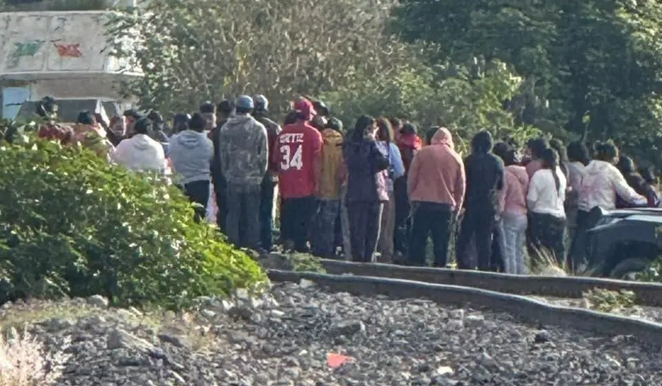 Joven muere arrollado por tren en Acajete, Puebla