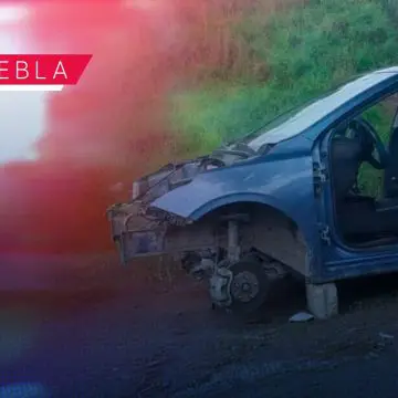 Abandonan y desvalijan vehículo en barranca de La Resurrección