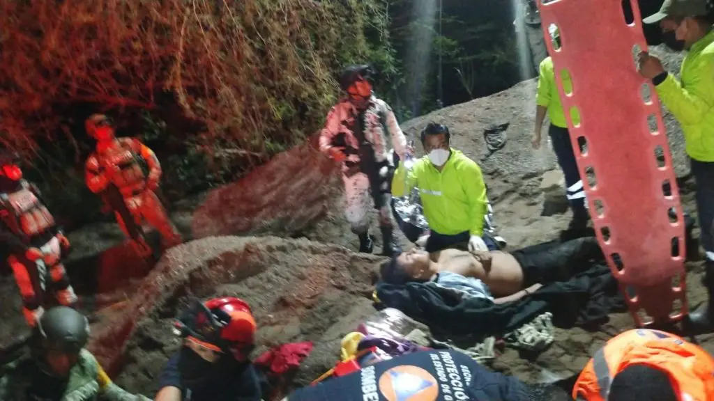 Tragedia en la carretera Tlapa-Puebla: Autobús Oro cae a un río dejando al menos 12 muertos 2 Autobus Oro accidente Puebla