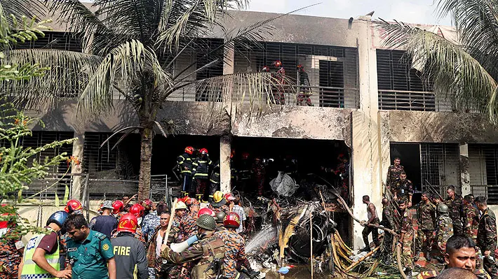 Avión militar choca contra escuela en Bangladesh dejando al menos 20 muertos y más de 100 heridos 1 Avión militar choca contra escuela en Bangladesh dejando al menos 20 muertos y más de 100 heridos