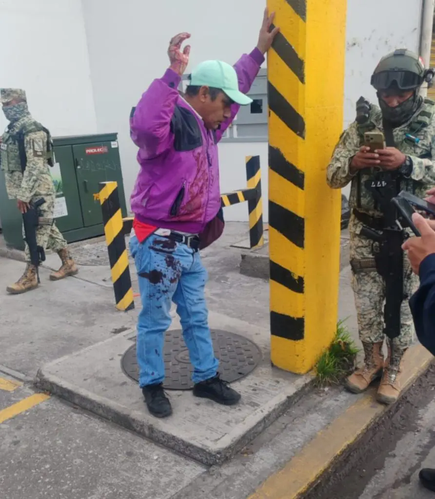 Balean a pasajero tras oponerse a asalto a unidad de la Ruta los Morados frente a Plaza Loreto 1 Baleado Ruta Los Morados Puebla