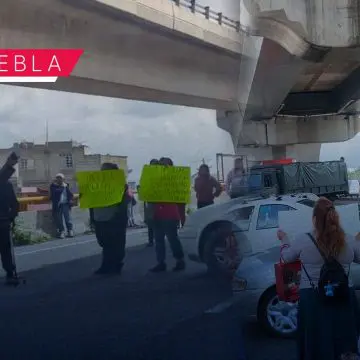 Bloqueo en Autopista México-Puebla: Manifestantes exigen reactivación de hemodiálisis en Hospital General del Norte