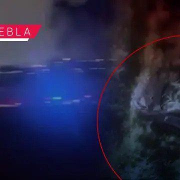 Automóvil cae de puente en acceso a Lomas de Angelópolis 3