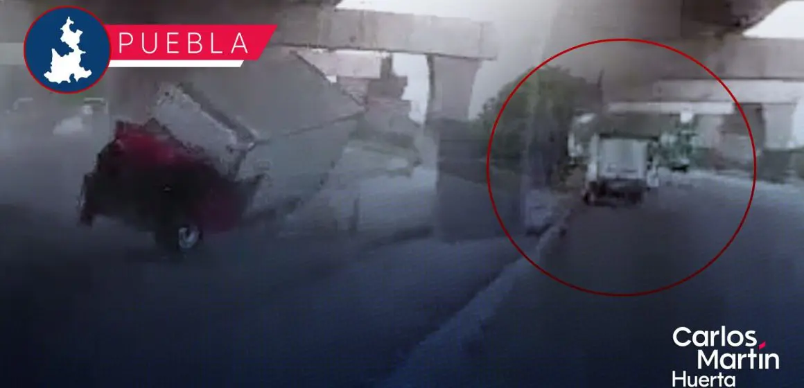 Camioneta de carga se impacta contra pilar de concreto en la autopista México-Puebla
