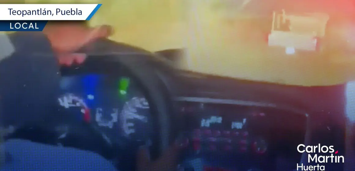 Captan a policías de Teopantlán ebrios y escuchando narcocorridos en patrulla nueva