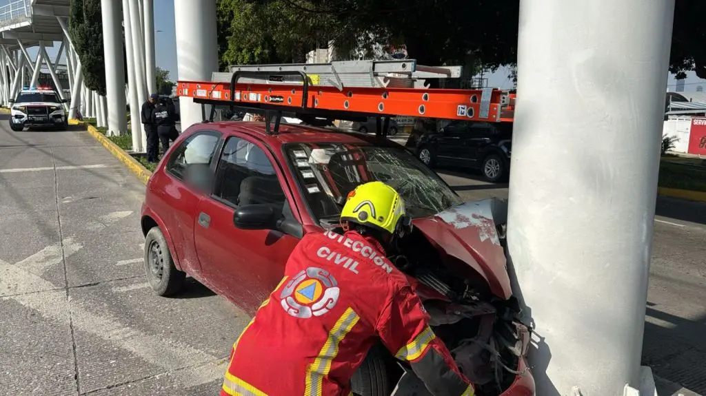 Choque contra pilar de ciclovía en Bulevar Hermanos Serdán deja un lesionado grave 1 Choque contra pilar de ciclovía en Bulevar Hermanos Serdán deja un lesionado grave
