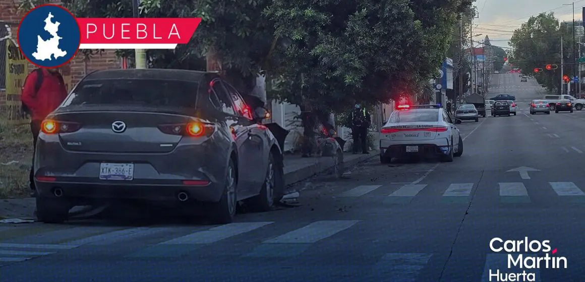 Conductor con problemas cardíacos choca contra semáforo en la 25 Oriente de Puebla
