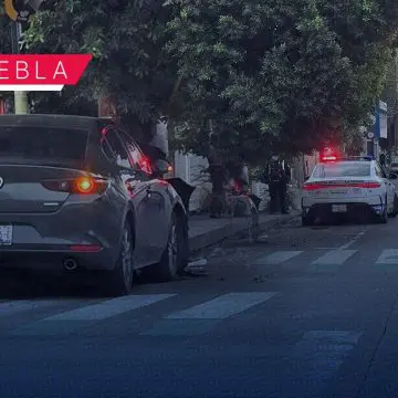 Conductor con problemas cardíacos choca contra semáforo en la 25 Oriente de Puebla