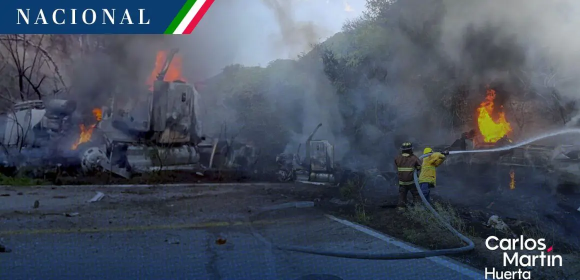 Explota pipa con gasolina en la carretera Puebla-Tlapa tras volcadura