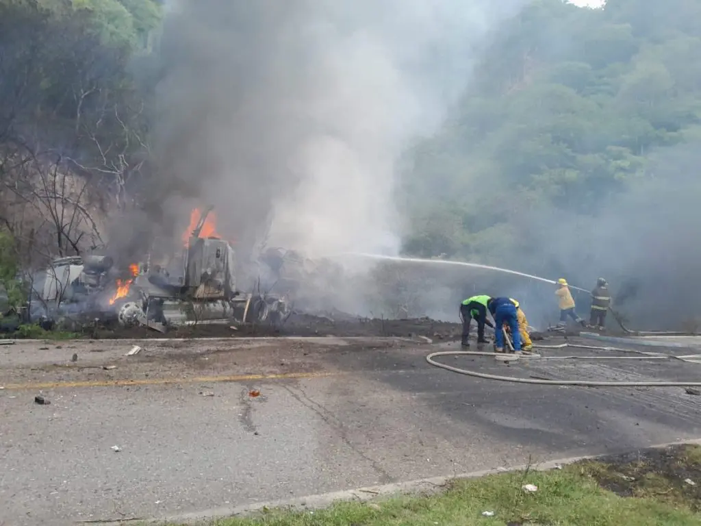 Explota pipa con gasolina en la carretera Puebla-Tlapa tras volcadura 1 Explota pipa con gasolina en la carretera Puebla-Tlapa tras volcadura