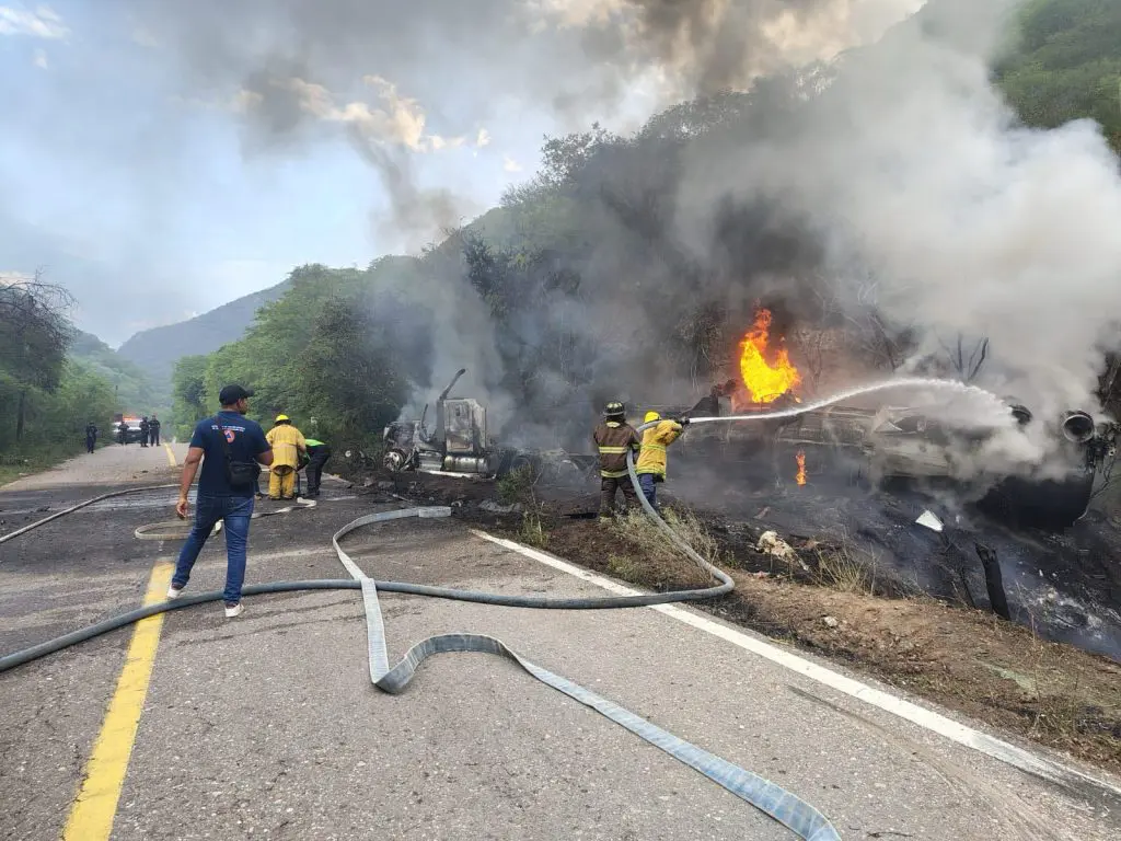 Explota pipa con gasolina en la carretera Puebla-Tlapa tras volcadura 2 Explota pipa con gasolina en la carretera Puebla Tlapa tras volcadura 3