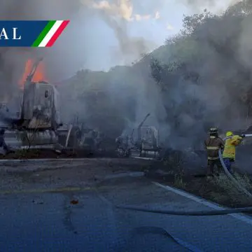 Explota pipa con gasolina en la carretera Puebla-Tlapa tras volcadura