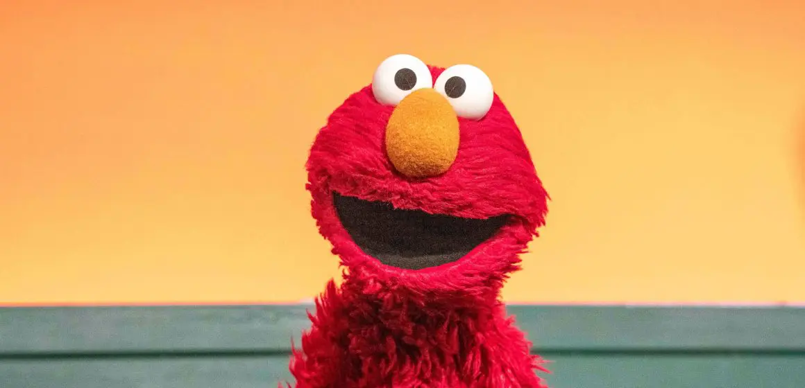 Hackean a Elmo de Plaza Sésamo con mensajes racistas