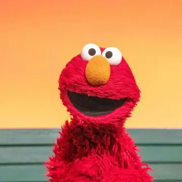 Hackean a Elmo de Plaza Sésamo con mensajes racistas