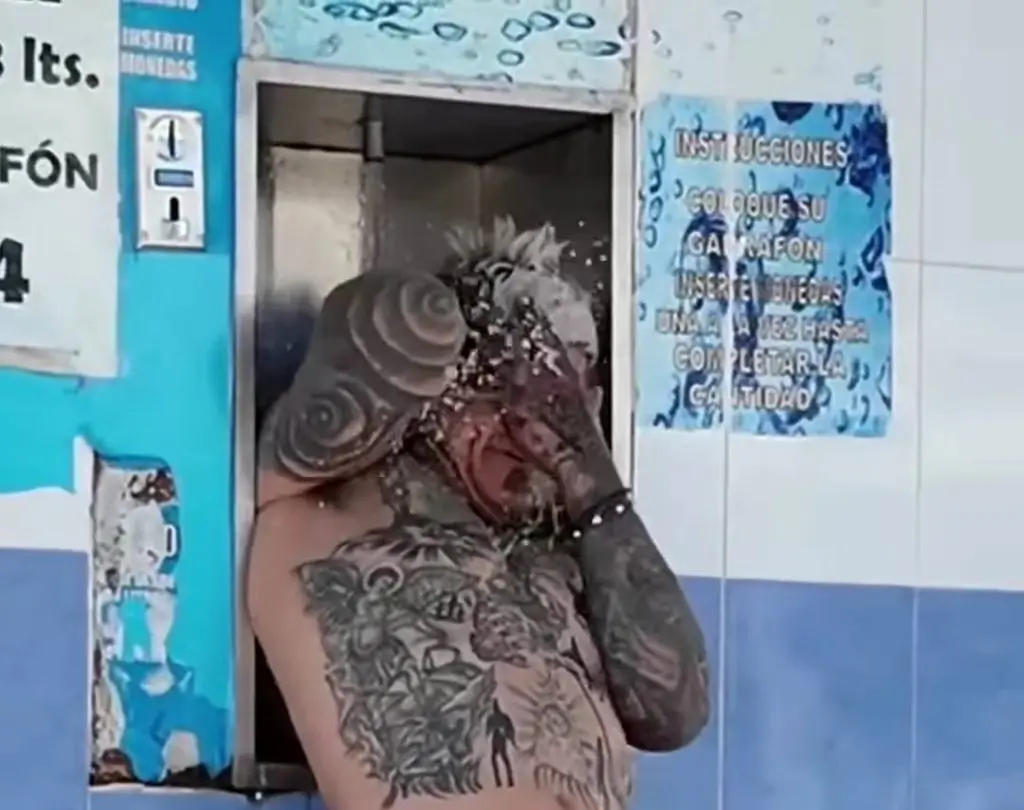 Hombre se vuelve viral tras bañarse en despachadora de agua potable en Cancún 1 Hombre se vuelve viral tras bañarse en despachadora de agua potable en Cancún