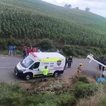 Tragedia en Chalchicomula: Hombre muere tras volcadura de camioneta en carretera a Ciudad Serdán