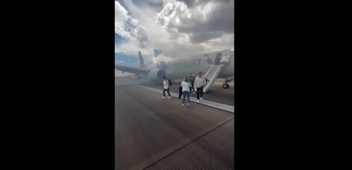 Se incendia avión de American Airlines en aeropuerto de Denver