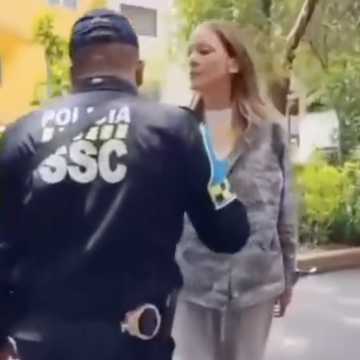 Mujer argentina en CDMX lanza insultos racistas a policía en video viral