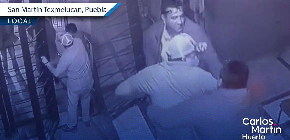 Presuntos agentes de la FGE amenazan a empleados de bar en Texmelucan para evitar pago de cuenta