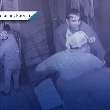 Presuntos agentes de la FGE amenazan a empleados de bar en Texmelucan para evitar pago de cuenta
