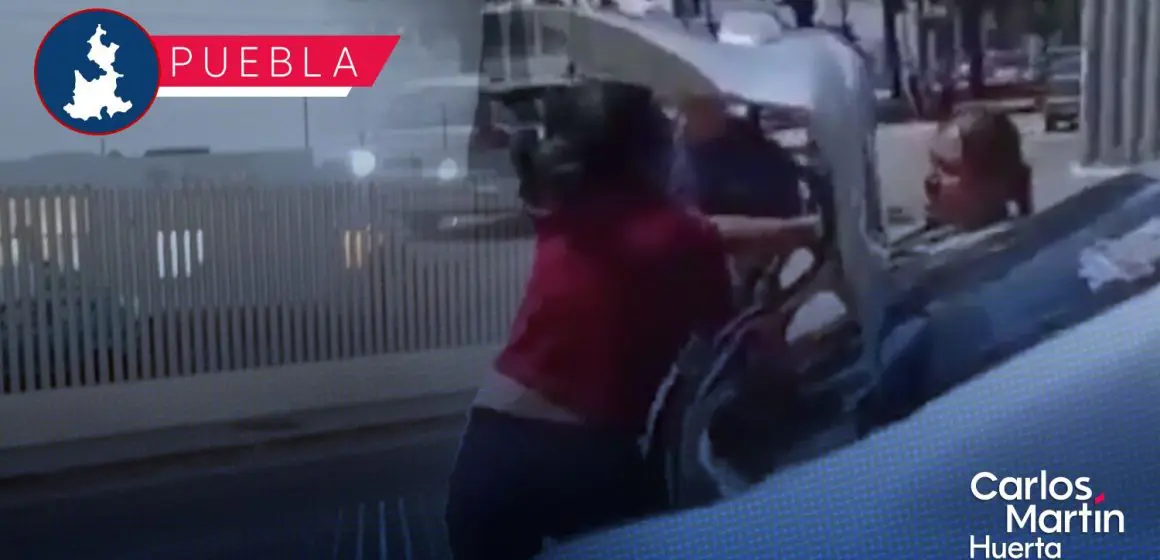 Riña a golpes frente al SEMEFO Puebla; empleadas de funerarias pelean por el traslado de un cuerpo