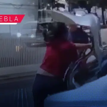 Riña a golpes frente al SEMEFO Puebla; empleadas de funerarias pelean por el traslado de un cuerpo