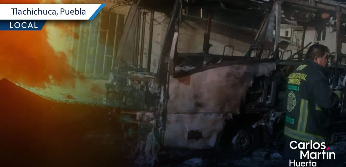 Se incendia microbús afuera de vivienda en Tlachichuca