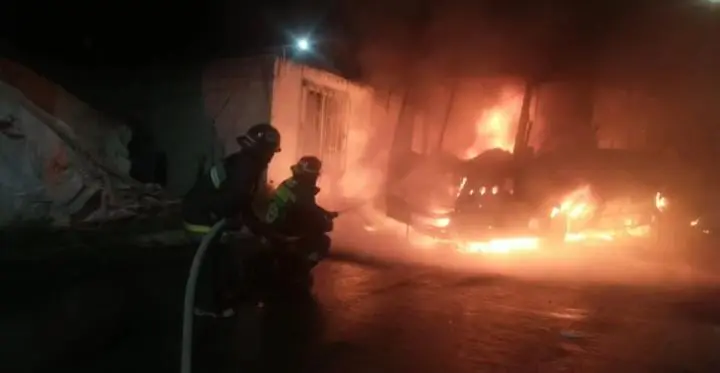 Se incendia microbús afuera de vivienda en Tlachichuca 1 Se incendia microbús afuera de vivienda en Tlachichuca