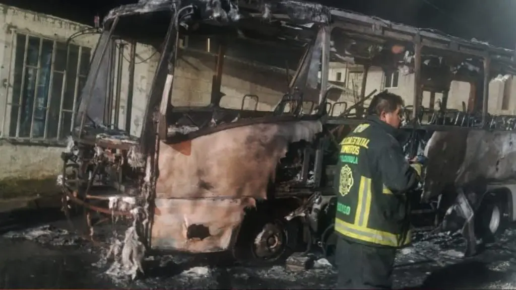 Se incendia microbús afuera de vivienda en Tlachichuca 2 Se incendia microbus afuera de vivienda en Tlachichuca 3