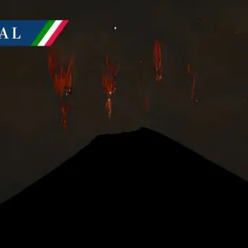 Espectáculo natural: Captan ‘sprites’ rojos sobre el Volcán de Fuego en Colima