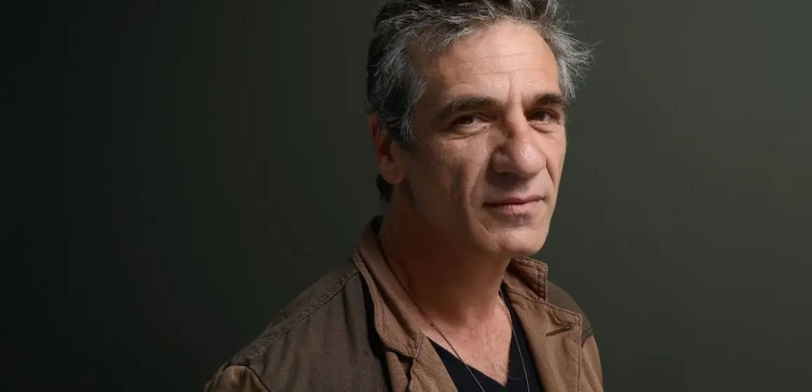 Muere Alon Aboutboul, actor de “Batman: El caballero de la noche asciende”, tras desvanecerse en una playa de Israel