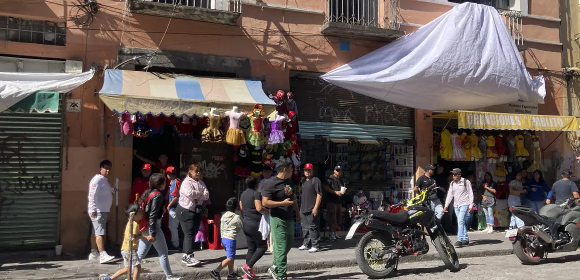 Operativo en Puebla: Comerciantes ambulantes y policías en conflicto en la 8 Poniente