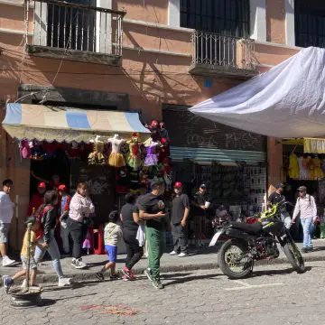 Operativo en Puebla: Comerciantes ambulantes y policías en conflicto en la 8 Poniente